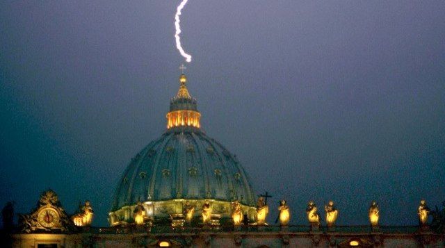 Foudre Eclair Vatican Suite Demission Pape Benoit XVI
